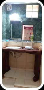 y baño con lavabo y espejo. en el descanso en San Antonio de Areco