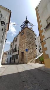 um edifício de tijolos com uma torre no meio de uma rua em Casa Fina em Albanchez de Úbeda
