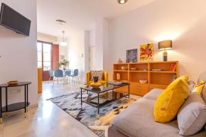 A television and/or entertainment centre at Mata Alameda Skyview by Valcambre