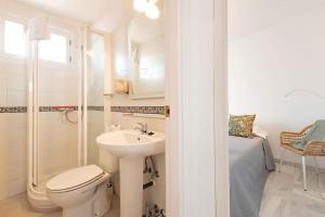 A bathroom at Mata Alameda Skyview by Valcambre Még 22 kép