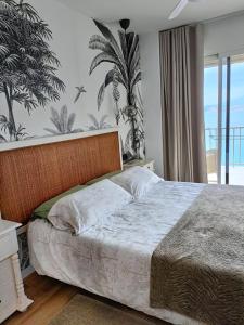 ein Schlafzimmer mit einem großen Bett und einem großen Fenster in der Unterkunft Portofino Flying Whale in Benidorm