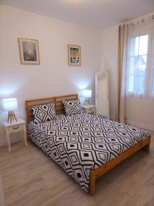 a bedroom with a bed and two lamps and a window at Family Residence in Baia Mare