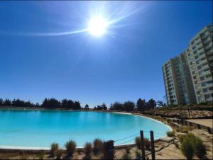 - une grande piscine au soleil dans l'établissement Maravilloso Depto 2D2B en Condominio LagunaMar con Vista Hermosa a la Laguna Estacionamiento y Piscina, à Las Cruces