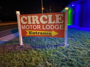 un letrero que dice la entrada de la cabaña circular en Circle Motor Lodge, en South Amboy