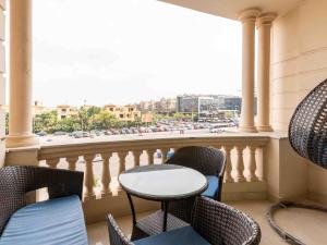 balcón con sillas y mesa y vistas a la ciudad en BIRD NEST Near O1 Mall, en El Cairo