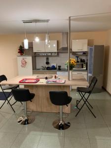Kuchyň nebo kuchyňský kout v ubytování Déli Terasz B Apartman Free parking, self-check-in anytime
