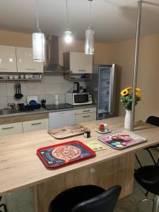 Kuchyň nebo kuchyňský kout v ubytování Déli Terasz B Apartman Free parking, self-check-in anytime