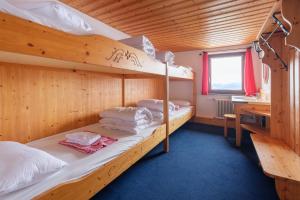 a bedroom with two bunk beds and a desk at Berggasthof Hörnerhaus in Bolsterlang