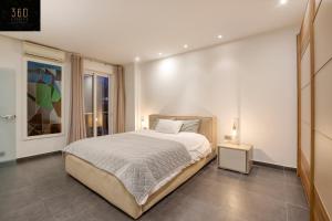 um quarto com uma cama grande e uma janela em Green Oasis: Home with Breathtaking View w/parking by 360 Estates em Sliema