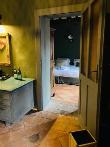 una puerta abierta a un dormitorio con cama en La Locanda di Grazzano Visconti, en Grazzano Visconti