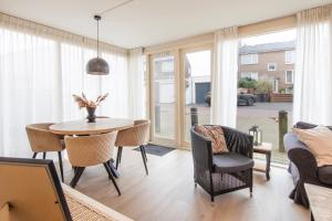 een woonkamer met een tafel en stoelen bij Blankebil Studios & Apartments in Zandvoort
