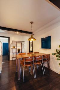 a dining room with a table and chairs at TSA La Mare in Barcelona