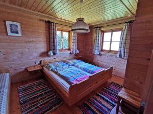 sypialnia z łóżkiem w drewnianym domku w obiekcie Ferienhaus Moosstadel w mieście Patriasdorf
