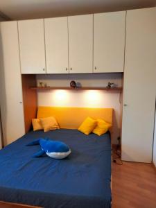 um quarto com uma cama com uma almofada azul em SeaSide em Giardini Naxos