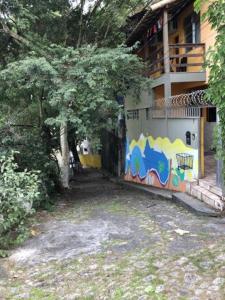un edificio con una pintura a un lado. en Casa da Glória HOSTEL, en Río de Janeiro