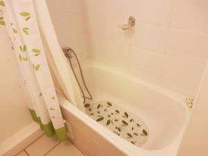 bagno con vasca e tenda doccia di Depto con internet y tv cable a Ovalle