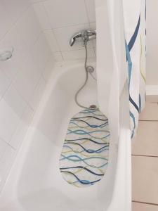 una vasca da bagno con un asciugamano appeso a un rubinetto di Depto con internet y tv cable a Ovalle