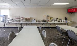 een klaslokaal met tafels en stoelen in een kamer bij Red Roof Inn Jackson, OH in Jackson