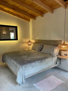 um quarto com uma cama grande e 2 candeeiros em La Iguana Perdida em Santa Cruz La Laguna