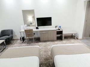 Uma televisão e/ou sistema de entretenimento em Gloria Hotel & Suites Doha