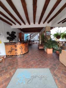a lobby with a rug on the floor at Las Cabezas Grises in Barichara