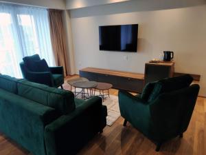 Televiisor ja/või meelelahutuskeskus majutusasutuses Glorius Hotel