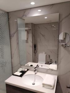 Uma casa de banho em Gloria Hotel & Suites Doha