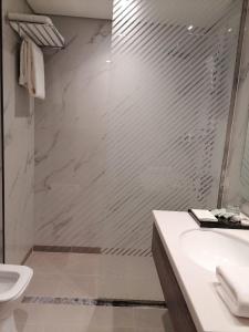 Uma casa de banho em Gloria Hotel & Suites Doha
