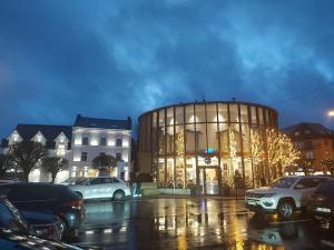 un edificio con luces de Navidad en un estacionamiento en La belle Éden Gite Bastogne en Bastogne