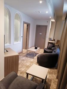 Uma área de estar em Gloria Hotel & Suites Doha