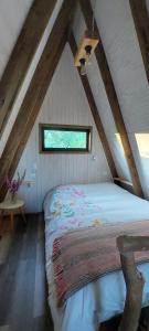 1 dormitorio con 1 cama en el ático en Molco Alpina, en Molco