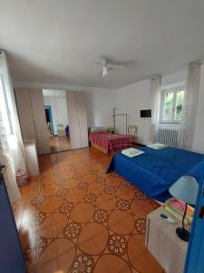 a room with two beds and a carpeted floor at Da Simona- casa 4 posti letto + 4 aggiuntivi in Arona