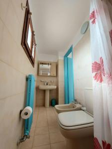 y baño con aseo y lavamanos. en Da Simona- casa 4 posti letto + 4 aggiuntivi en Arona