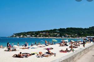 un grupo de personas tumbadas en una playa en Superbe studio avec terrasse au cap d’antibes, en Antibes