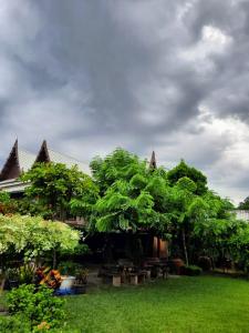 Zahrada ubytování MrT Riverside Sampran มิสเตอร์ที โฮมสเตย์-ชมนาด