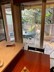 cocina con mesa y sillas y patio en Superbe studio avec terrasse au cap d’antibes, en Antibes