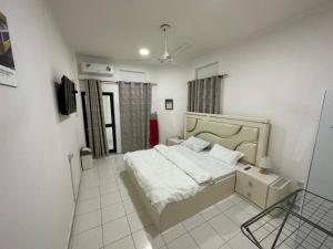 1 dormitorio con 1 cama y 1 silla en Low Priced New Residential Rooms for rent in Dubai near DAFZA Metro Station, en Dubái