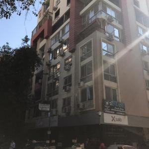 Un grand bâtiment où le soleil brille dans l'établissement المنيل -شقة مفروشة للإيجار 5 نجوم - بارقي احياء القاهرة -, au Caire