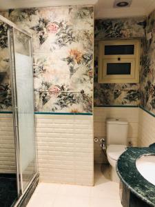La salle de bains est pourvue d'une douche, de toilettes et d'un lavabo. dans l'établissement المنيل -شقة مفروشة للإيجار 5 نجوم - بارقي احياء القاهرة -, au Caire