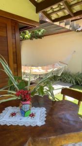 佩德拉斯港的住宿－POUSADA RANCHO PARAISO，坐在桌子上的花瓶里的植物