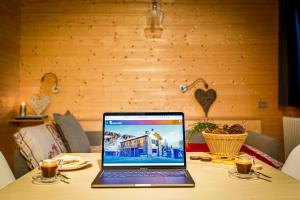 TV a/nebo společenská místnost v ubytování Baita sulle piste in Valmalenco