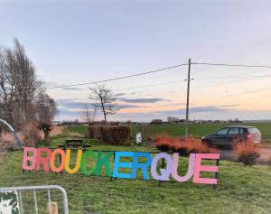 Una señal que dice boulevardride en un campo en LA CLEF DES CHAMPS GITE PERRINE en Brouckerque