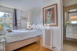 A bed or beds in a room at Les brises 2 Apartament per 4 persones amb vistes a la badia de S'Agaró
