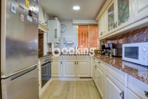 A kitchen or kitchenette at Les brises 2 Apartament per 4 persones amb vistes a la badia de S'Agaró