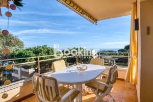 A balcony or terrace at Les brises 2 Apartament per 4 persones amb vistes a la badia de S'Agaró