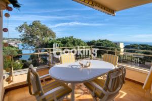 A balcony or terrace at Les brises 2 Apartament per 4 persones amb vistes a la badia de S'Agaró