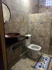 łazienka z toaletą i umywalką w obiekcie Pousada Nascer da Lua w mieście Fortim