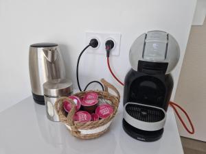 une cafetière et un panier de guimauves roses dans l'établissement Chez Nadia, à Montpeyroux