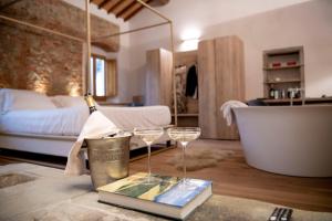 ein Wohnzimmer mit einer Flasche Wein und 2 Gläsern in der Unterkunft Villa Barberino in Meleto