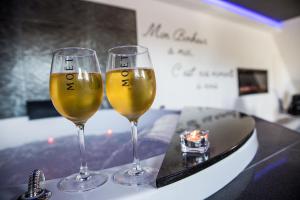 dos copas de vino sentadas en una mesa en Lasuite55 en Istres